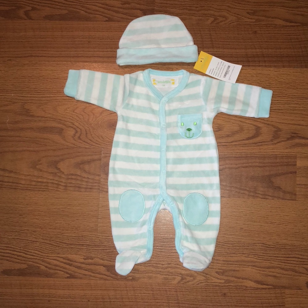 BNWT Winbright Baby Boys Velor One Piece/Hat NB
